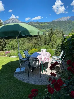 Ein allgemeiner Bergblick oder ein Berglick von der Ferienwohnung aus