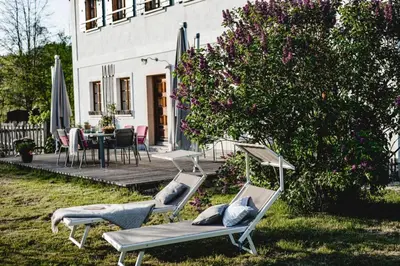 Ein Garten an der Unterkunft Landhaus am Fuschlsee