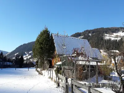 Ein allgemeiner Bergblick oder ein Berglick von des Ferienhauses aus