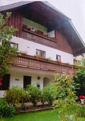 Ein Garten an der Unterkunft Ferienwohnung am Traunsee