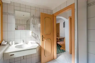Ein Badezimmer in der Unterkunft Gästehaus Anneliese