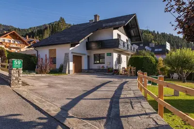 Das Gebäude in dem sich die Ferienwohnung befindet