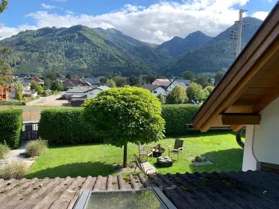 Ein allgemeiner Bergblick oder ein Berglick von der Lodge aus