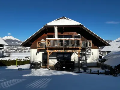 Ein allgemeiner Bergblick oder ein Berglick von der Pension aus
