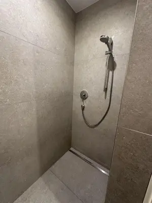 Ein Badezimmer in der Unterkunft The HIDDEN Apartment