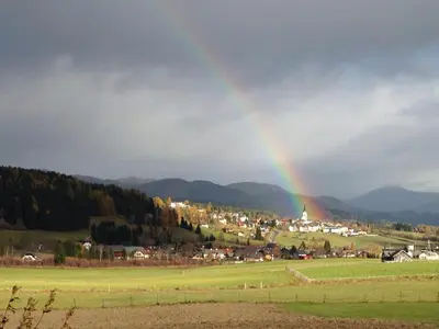 Ein allgemeiner Bergblick oder ein Berglick von der Ferienwohnung aus