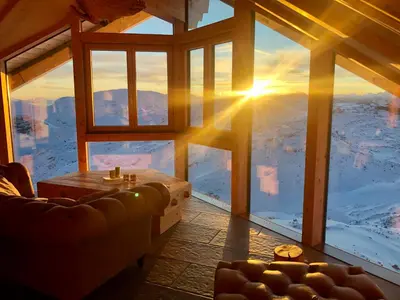 Ein allgemeiner Bergblick oder ein Berglick von der Lodge aus