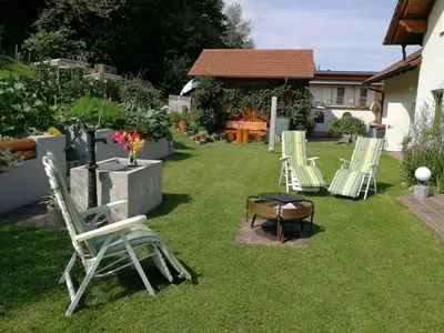 Ein Garten an der Unterkunft Privatzimmer am Weinbrunnen