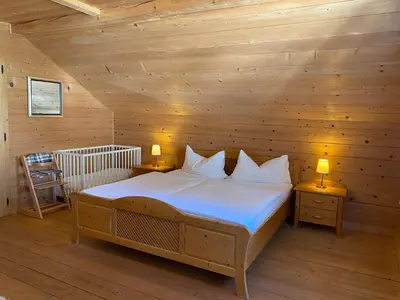 Ein Bett oder Betten in einem Zimmer der Unterkunft Ferienwohnung nähe Attersee - Traunsee LEHNER IM WALD charmantes Bauernhaus in Alleinlage