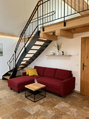 Ein Sitzbereich in der Unterkunft Ferienwohnung nähe Attersee - Traunsee LEHNER IM WALD charmantes Bauernhaus in Alleinlage