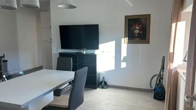 TV/Unterhaltungsangebot in der Unterkunft Danner Worker Rooms Schörfling - Ruhige Appartements mit Küche für Arbeiter & Firmen