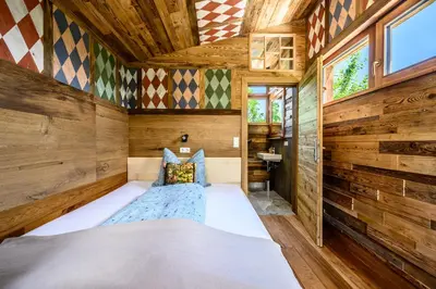 Ein Bett oder Betten in einem Zimmer der Unterkunft der baum hideaway