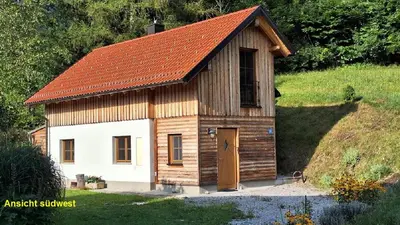 Das Gebäude in dem sich das Ferienhaus befindet