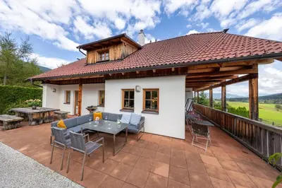 Das Gebäude in dem sich das Ferienhaus befindet