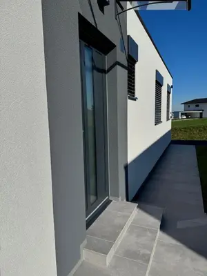 Das Gebäude in dem sich das Ferienhaus befindet