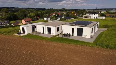 Das Gebäude in dem sich das Ferienhaus befindet