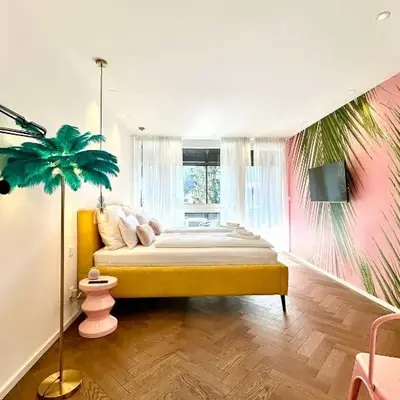 Miami Vice Appartement mit Balkon & Flussblick-Das Alpenzeit im Zentrum mit Parkplatz