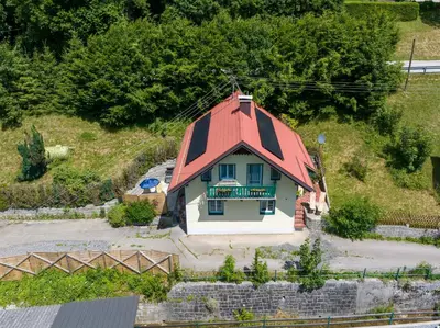 Das Gebäude in dem sich das Ferienhaus befindet