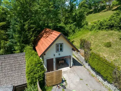 Das Gebäude in dem sich das Ferienhaus befindet