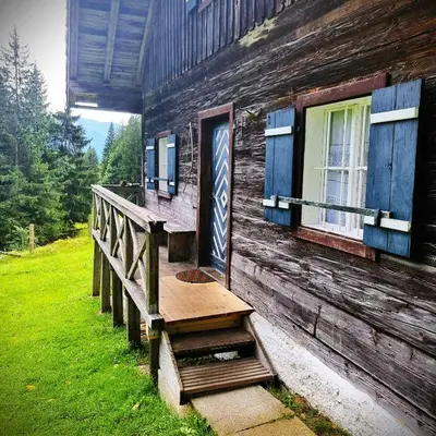 Ein Garten an der Unterkunft Hütten-Idylle im Naturparadies