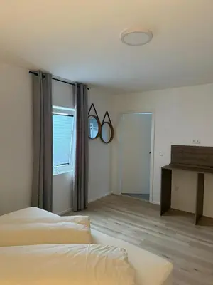 Ein Bett oder Betten in einem Zimmer der Unterkunft ALS Zimmer & Suiten