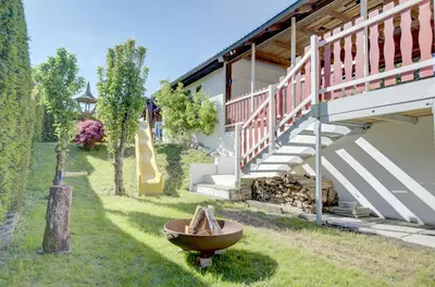 Ein Garten an der Unterkunft Bungalow - Kinderspielplatz - Garten mit Feuerstelle
