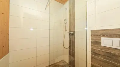 Ein Badezimmer in der Unterkunft Chalets am Loser by Landluft
