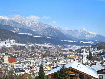 Ein allgemeiner Bergblick oder ein Berglick von des Ferienhauses aus