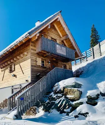 Das Gebäude in dem sich das Ferienhaus befindet