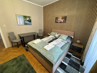 Ein Bett oder Betten in einem Zimmer der Unterkunft Park apartman Kertes ház a park mellett gyönyörű kilátással Dog friendly garden house with a wonderful view next to the park
