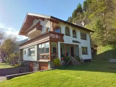 Das Gebäude in dem sich das Ferienhaus befindet