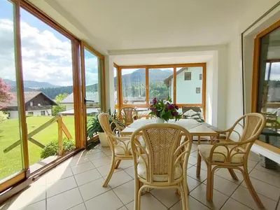 Ein allgemeiner Bergblick oder ein Berglick von des Ferienhauses aus
