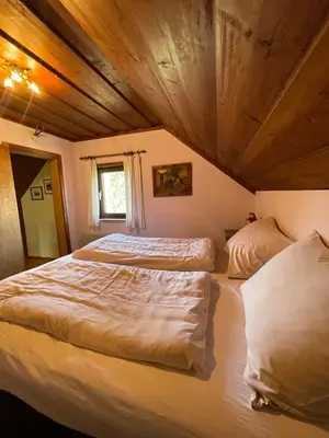 Ein Bett oder Betten in einem Zimmer der Unterkunft Süßes Haus mitten in Altaussee
