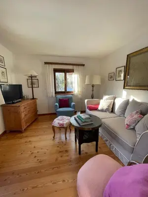 Ein Sitzbereich in der Unterkunft Süßes Haus mitten in Altaussee