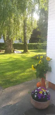 Ein Garten an der Unterkunft Ferienwohnungen zum Attersee