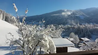 Ein allgemeiner Bergblick oder ein Berglick von der Pension aus
