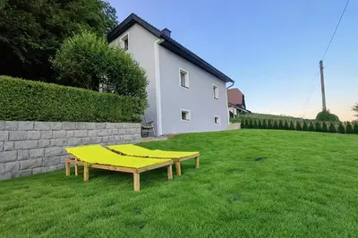 Ein Garten an der Unterkunft Gemütliches Haus für Familien bis zu 7 Personen mit Parkplatz und ruhiger Lage