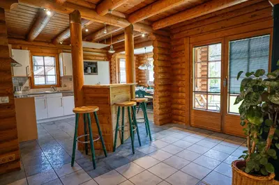 Küche/Küchenzeile in der Unterkunft Das Josef - Idyllisches Blockhaus, barrierefrei, zwischen den Seen