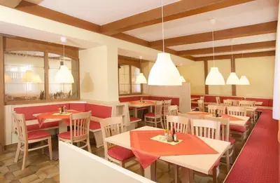 Ein Restaurant oder anderes Speiselokal in der Unterkunft Jugendgästehaus Mondsee