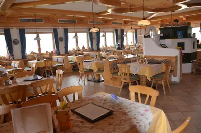 Ein Restaurant oder anderes Speiselokal in der Unterkunft Gasthof-Pension Urzn