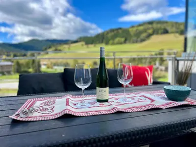 Ein allgemeiner Bergblick oder ein Berglick von des Ferienhauses aus