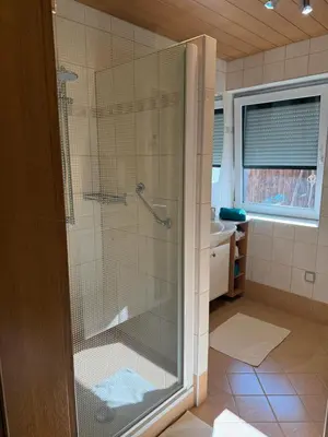 Ein Badezimmer in der Unterkunft Gemütliches Vierbettzimmer mit Bad und Küche