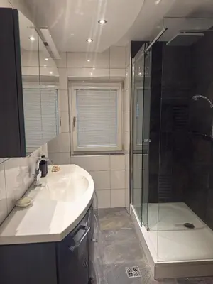 Ein Badezimmer in der Unterkunft Komfortzimmer im modernen Stil