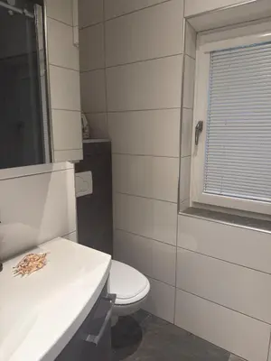 Ein Badezimmer in der Unterkunft Komfortzimmer im modernen Stil