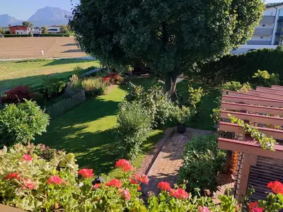 Ein Garten an der Unterkunft Wohlfühloase nähe Gmunden 5min zum Traunsee Haus mit 2 Schlafzimmer
