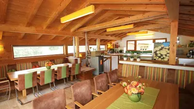 Ein Restaurant oder anderes Speiselokal in der Unterkunft Alpin-Chalet Flachau