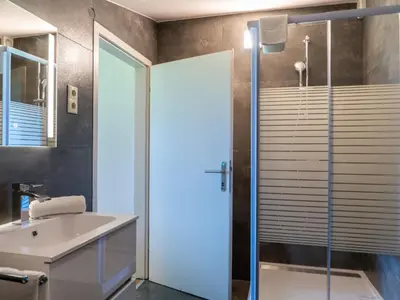 Ein Badezimmer in der Unterkunft Apartment Penthouse Deluxe Galerie 2 stöckig by Interhome