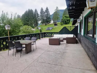 Ein allgemeiner Bergblick oder ein Berglick von des Aparthotels aus