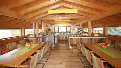 Ein Restaurant oder anderes Speiselokal in der Unterkunft Alpin Chalet Filzmoos