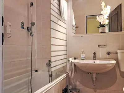 Ein Badezimmer in der Unterkunft Apartment Wohnung 414 Bergblick by Interhome